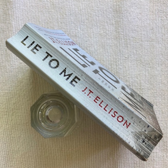 Lie To Me J. T. ELLISON Paperback Book - Picture 3 of 3